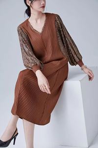 Vestido de moral de mujer suelto con cuello en V de alta calidad en el vestido largo plisado de talla grande - Product Image 3