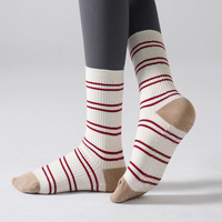 Chaussettes de Yoga antidérapantes à tube moyen de haute qualité en coton rayé Sports Fitness Compression Running Custom Low quantité minimale de commande Pilates Chaussettes