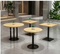 Ensemble de mobilier de restaurant commercial pour café, fast-food et espace public : banquette, canapé, table et chaises en cuir et bois, de forme ronde ou carrée