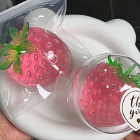Jouets à presser en forme de grande fraise, boule souple faite à la main en TPR à peau fine, ne rebondit pas