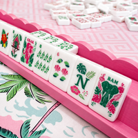 En stock : Jeu de Mahjong américain « Paradis des Forêts Tropicales » avec des tuiles colorées représentant des perroquets, des feuilles de palmier, des coquillages et des maisons tropicales