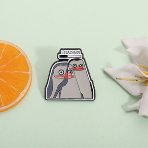 Pingouin chargement émail broche drôle dessin animé Animal broche mignon oiseau revers Badge cadeau pour enfants en gros - Product Image 2