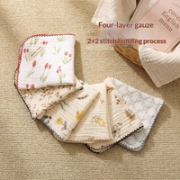 Petite serviette carrée en gaze à bords festonnés, imprimée motifs floraux dessinés à la main à rayures animalières, en coton crêpe pour bébé, également utilisable comme bavoir.