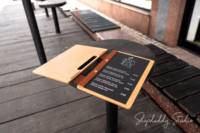 Support de menu en bois minimaliste de haute qualité avec clip de menu gravé et vis pour tenir les menus.