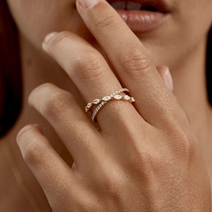 Anillo Delicado Apilable LYBURCHI de Plata de Ley 925 con Baño de Oro de 14K/18K y Piedras de Circonita Cúbica Marquise Cruzadas para Mujer - Product Image 2