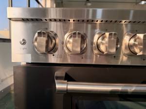 Estufa de Gas de Convección Profesional de 48 Pulgadas, 7 Quemadores, 7.84 Pies Cúbicos Vitrina Independiente Negra con Puerta de Vidrio de Triple Capa e Iluminación LED para el Hogar - Product Image 4