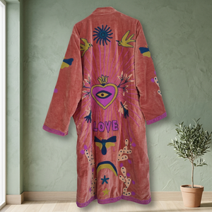 Veste Kimono Longue en Velours Rose Brodé Suzani Fait Main Indien, Motif Cœur Sacré et Œil Maléfique LOVE, Style Vintage, Vente en Gros - Product Image 5