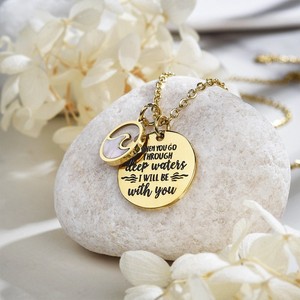 Collier en acier inoxydable plaqué or PVD 18 carats avec pendentif grain de moutarde |   Citation biblique chrétienne « Eaux profondes » gravée et pendentif coquillage vague - Product Image 2