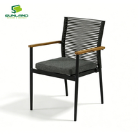 Chaise de salle à manger d'extérieur en aluminium tressée avec corde Olifen, accoudoirs en teck et coussin, résistante aux intempéries, écologique, pour hôtel
