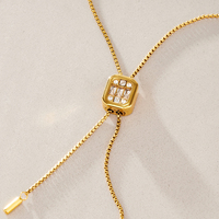 Collana Regolabile con Ciondolo Quadrato in Acciaio Inossidabile Placcato Oro 18K e Strass Bianchi, Design Originale J&D
