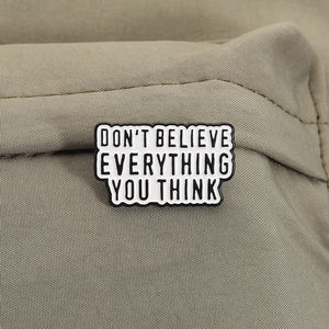 Pin de Esmalte con Frase Divertida 'No Creas <span class=keywords><strong>Todo</strong></span> lo que Piensas', Reflexión Personal, Conciencia Crítica, Broche, Insignia para Solapa - Product Image 3