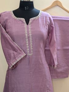 Ensemble Kurta, pantalon et dupatta en soie Chanderi avec broderie Zardosi, vêtements ethniques pour femmes, tenue de mariage et de fête, fournisseur en gros - Product Image 2