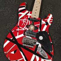 Guitare professionnelle bleue et rouge avec corps en tilleul rayé, manche en érable, touche en palissandre, micros H, et tremolo double verrouillable