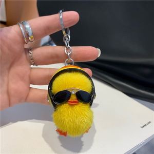 Porte-clés mignon en forme de petit canard jaune en peluche douce, breloque pour clés et sacs - Product Image 5