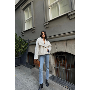 Manteau en laine crème pour l'automne/hiver avec décoration boutonnée, longueur courte, tricoté - Product Image 2