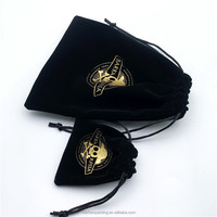 Tas serut beludru hitam Logo Foil emas murah untuk bermain kartu kantung penyimpanan koin beludru kecil kemasan hadiah