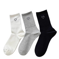 Chaussettes mi-mollet tricotées transfrontalières pour femme, respirantes en polycoton, style sportif décontracté, motifs cœurs et lettres, noir et blanc