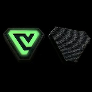 Patchs en PVC thermocollants 3D personnalisés de haute qualité, logo luminescent en relief, badges en caoutchouc souple pour vêtements - Formes de cœur et de fleurs - Product Image 1