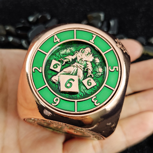 Anneau de dés moderne gravé en forme de crâne, rotatif, en métal D20-D4, accessoire de jeu de rôle de table, thème Dungeons & Dragons, écologique et durable - Product Image 4