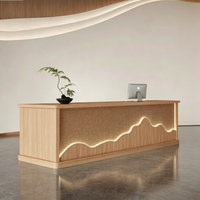 Bureau d'accueil moderne en bois sur mesure avec éclairage LED en forme de montagne pour hall d'hôtel et centre de spa