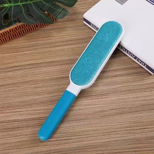 Brosse anti-peluches double face à forte adhérence pour vêtements, couleur blanc et bleu - Product Image 1