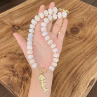 Collier en perles acryliques avec pendentif squelette de poisson, perles rondes blanc laiteux, fermoir plaqué or, bijou cadeau