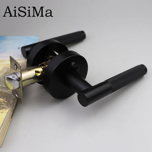 Populares manijas de puerta de imitación de madera en negro mate para entrada, privacidad o pasillo, con cerradura y palanca de diseño moleteado - Product Image 1