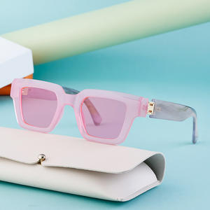 Lunettes de soleil carrées tendance pour femmes, protection UV400, monture et verres couleur thé, en polycarbonate, pour la mode, les voyages et la scène - Product Image 2