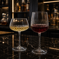 La série de verres et de verres à vin au style floral minimaliste moderne peut être lavée au lave-vaisselle et est réutilisable.