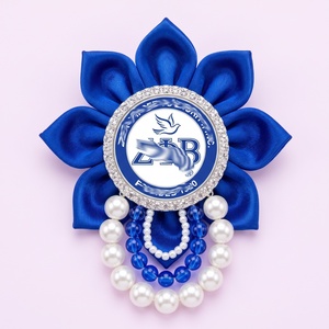 Elegante Spilla a Fiore in Tessuto per Donna, Gioiello con Perle, Personalizzabile, Ispirazione Greca, Regalo per Eventi e Club, Spille Decorative - Product Image 1