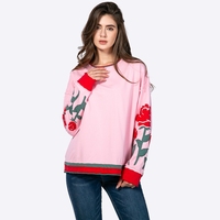 Produsen Sweatshirt Wanita Model Crewneck Lengan Panjang dengan Aplikasi Bunga Mawar, Tepi Raw Edge, Trim Warna Kontras, dan Model Longgar
