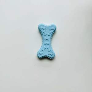 Giocattoli in Gomma per Animali Domestici, Giocattolo a Forma di Impronta di Cane in TPR, Osso Blu da Masticare per Cani - Product Image 5