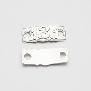 Maatwerk 3d Schield Logo Bocht Metalen Schoenveters Gespen Twee Gaten Gebogen Schoenveter Tags Schield Ontwerp Metalen Schoenveters Bedels - Product Image 4