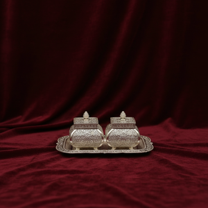 Juego de Porta Kumkum Chawal de Plata de Ley 925 con Dos Cajas Cuadradas y Bandeja, Artículo Tradicional Indio Hecho a Mano para Pooja - Product Image 1