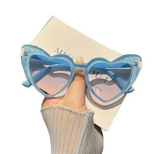 Nouvelles lunettes de soleil tendance de style européen et américain à monture large pour femmes, lunettes de soleil tendance pour femmes - Product Image 1