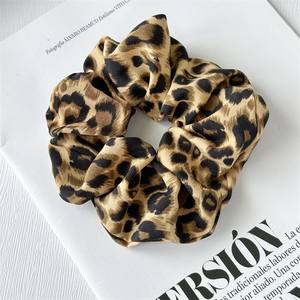 <span class=keywords><strong>Cuello</strong></span> grande con estampado de leopardo vintage francés-scrunchies nueva cuerda de <span class=keywords><strong>pelo</strong></span> de moda de alta calidad Arte grande todos los accesorios para el cabello a juego - Product Image 6