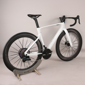 <span class=keywords><strong>Bicicleta</strong></span> <span class=keywords><strong>de</strong></span> Carretera TT-R18 con Grupo <span class=keywords><strong>de</strong></span> Transmisión Wheeltop 1X13 velocidades, Opciones <span class=keywords><strong>de</strong></span> Ruedas <span class=keywords><strong>de</strong></span> <span class=keywords><strong>Carbono</strong></span> con Radios, Pintura Blanca, Frenos <span class=keywords><strong>de</strong></span> Disco Aerodinámicos - Product Image 4