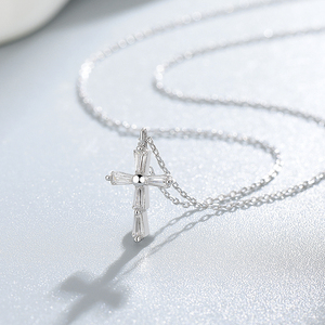 925 Sterling Silber Vergoldete Kubische Zirkonia Zierliche Kreuz-Anhänger Halskette Trendige Elegante Glänzende Unisex Drittanbieter-Zertifizierte Schmuckstücke - Product Image 3