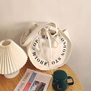 กระเป๋าผ้าแคนวาสสีเบจขายส่ง รีไซเคิลได้ ใช้ใส่ของชำ ของชายหาด พิมพ์ลายตัวอักษร โลโก้ตามสั่ง หูหิ้วคู่ แฟชั่นทันสมัย - Product Image 1