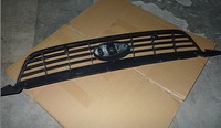 Vente directe d'usine en Stock pièces de voiture calandre supérieure de pare-chocs avant 8M518200AD pour Ford Focus 09-12