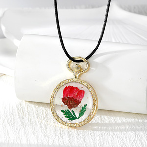 <span class=keywords><strong>Collana</strong></span> di alta gamma Wild Light, creativa e personalizzata, con grande cornice rotonda in resina con lamina d'oro e fiori veri essiccati. - Product Image 4