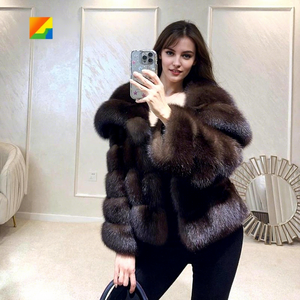 Cappotto Corto da Donna in Finta <span class=keywords><strong>Pelliccia</strong></span> Stile Zibellino Russo, Inverno 2024, Ecologico, Nero e Oro, con Ampio Risvolto, Design Chic Perfetto - Product Image 1