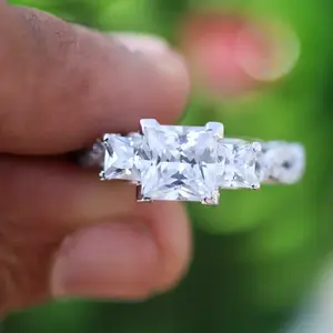 Haute sur demande 2ct VVS Moissanite Bague en diamant Hiphop Men Iced 18k Gold Twist Ring pour les couples de l'Inde - Product Image 2