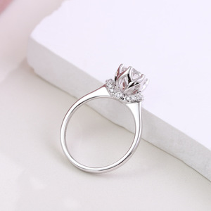 <span class=keywords><strong>Anello</strong></span> in Argento <span class=keywords><strong>con</strong></span> <span class=keywords><strong>Diamante</strong></span> Rotondo <span class=keywords><strong>da</strong></span> <span class=keywords><strong>1</strong></span> <span class=keywords><strong>Carato</strong></span> Coltivato in Laboratorio, Certificato <span class=keywords><strong>da</strong></span> Terze Parti, Colore D, Purezza VVS, a Forma di Bocciolo per Donna - Product Image 6