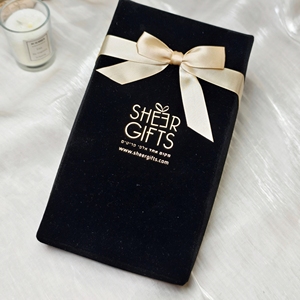 Caja de Regalo de Terciopelo Negro de Lujo Personalizada con Cinta de Satén y Tarjetero Personalizado para Tarjetas de Regalo, Vales o Boletos - Product Image 5