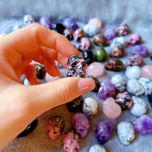 Miniature di Cranii Realistiche Intagliate a Mano in Pietra Semipreziosa Naturale, Ornamenti e Statuette in Gemme - Product Image 3