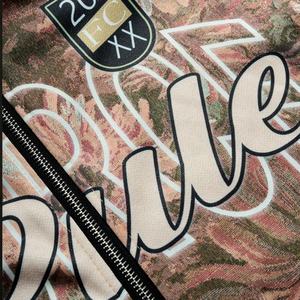 Sudadera con Capucha de Camuflaje con Estampado Digital Personalizada por Fabricante OEM, Estilo Urbano, Hombros Caídos, Corte Cuadrado, Sudadera con Cremallera para Hombre - Product Image 3