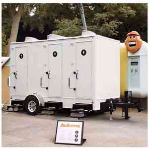 Cabinas portátiles de remolque de baño móvil de estilo europeo de lujo comercial hechas de panel sándwich para uso en el parque - Product Image 6