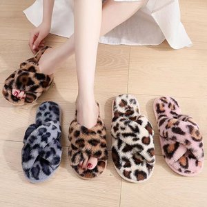 Chaussons d'hiver pour femmes, pantoufles d'intérieur en fausse <span class=keywords><strong>fourrure</strong></span>, chaussures chaudes à enfiler, mules plates confortables noires pour <span class=keywords><strong>femme</strong></span> - Product Image 2