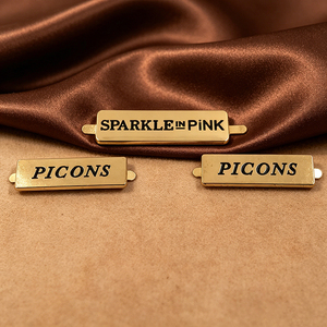 Étiquette de vêtement rectangulaire en métal rose brillant, gaufrée, avec point de croix, pour vêtements - Product Image 1